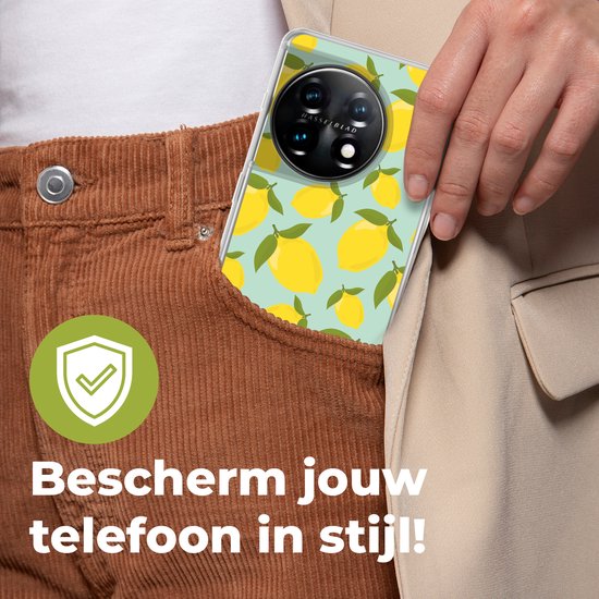 Une main glisse une coque de téléphone à motif citron dans une poche de pantalon en velours côtelé marron.