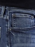 Close-up van de zakken van een blauwe jeans met metalen details.