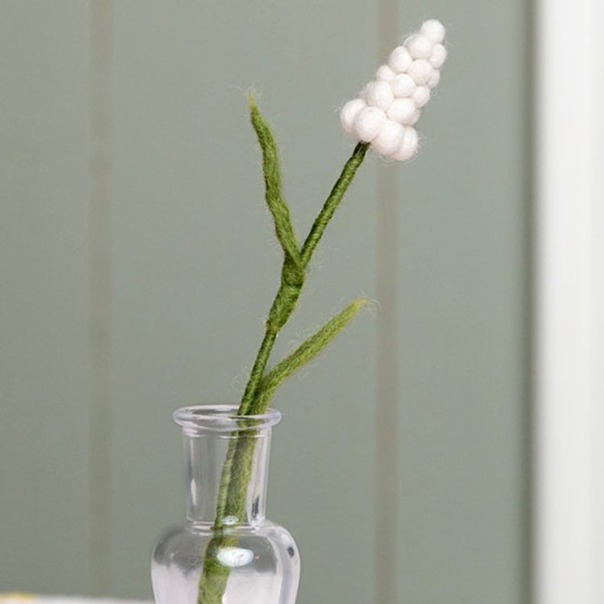 Sjaal met Verhaal Bloem Wolvilt - Druifjes/Muscari Wit - Handmade-Fairtrade - Homedeco - 25cm