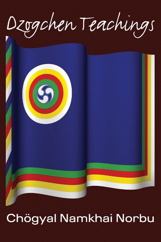 Dzogchen Teachings: Een blauwe vlag met een cirkelvormig symbool in geel, wit, groen en rood. Onderaan staat 'Chögyal Namkhai Norbu'.