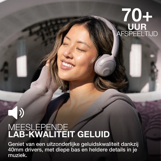 Vrouw met gesloten ogen in lichtgrijze koptelefoon, met tekst 'MEESLEPENDE LAB-KWALITEIT GELUID'.