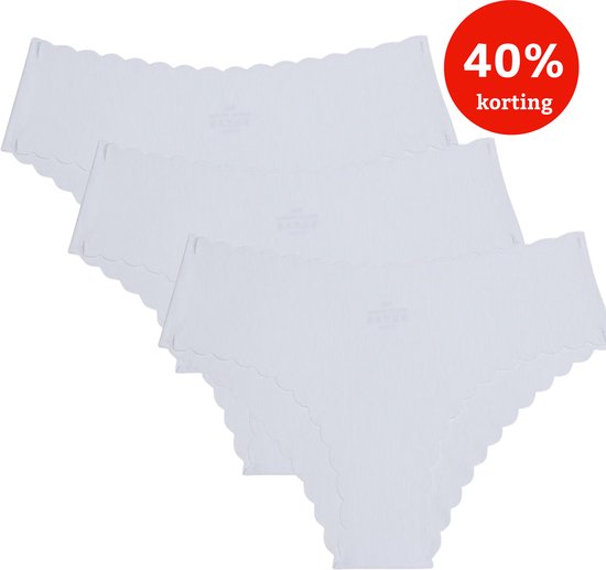 Trois culottes blanches à bord festonné, empilées. Cercle rouge avec '40% de réduction'.