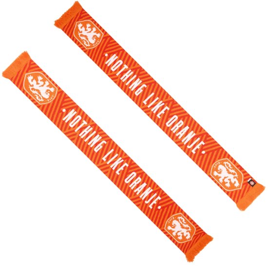 Oranje KNVB voetbalsjaal met tekst 'Nothing Like Oranje' en leeuwlogo.