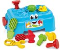 Blauwe Clementoni baby werkbank met vrolijk gezicht, hamers, schroeven, moeren en sleutels in rood, groen en geel.