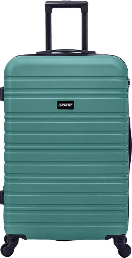 Groene koffer met horizontale ribbels, uitschuifbaar handvat, zwarte wielen en handgrepen.
