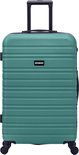 Groene koffer met horizontale ribbels, uitschuifbaar handvat, zwarte wielen en handgrepen.