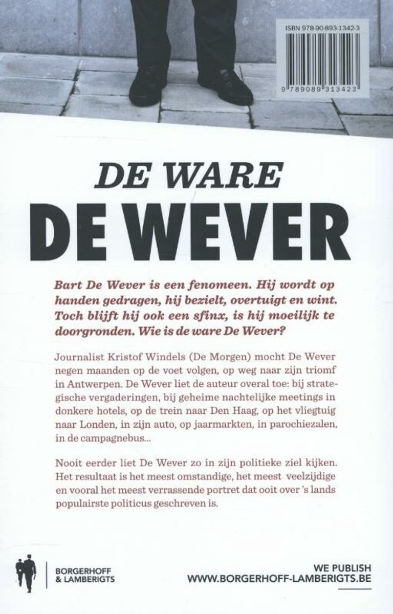 Achterkant van het boek "De Ware De Wever" met tekst en een deel van een man in pak.
