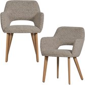 Twee eetkamerstoelen met boucle stof in naturel tinten en houten poten, van voren en schuin van voren gezien.