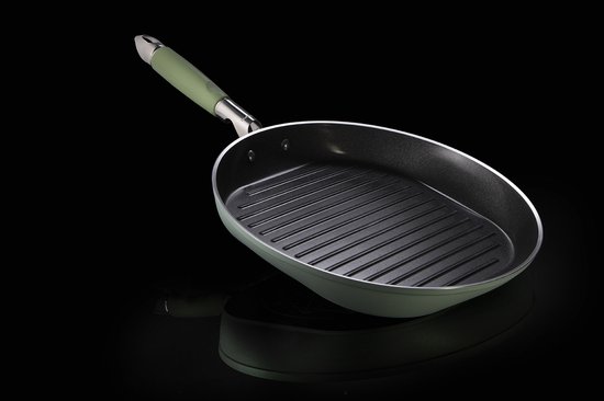 Groene grillpan met ribbels aan de binnenkant en een lichtgroene handgreep, op zwarte achtergrond.