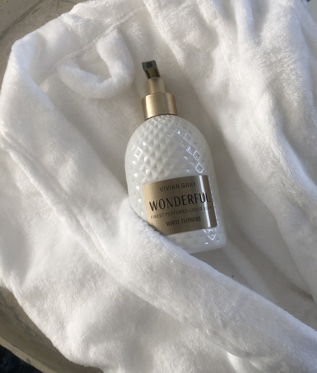 Luxe Wellness Geschenkset – Fleece Badjas + Body Lotion + Dienblad met Spiegel + Gouden Zandloper + Waxinelichtjes – Wellness Cadeaupakket