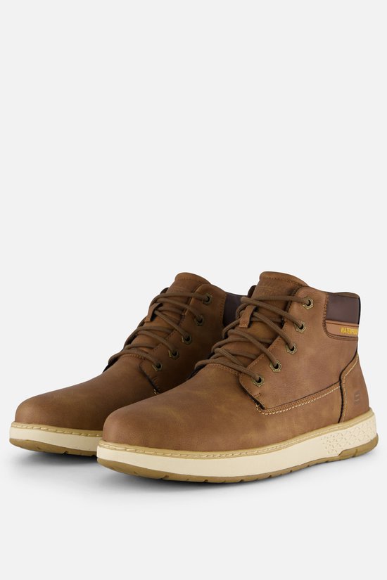 Bruine leren veterlaarsjes met witte zolen en een bruine kraag met "WATERPROOF" tekst.