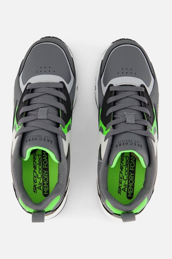 Bovenaanzicht van twee grijze sneakers met limegroene binnenzolen met 'Skechers Air-Cooled Memory Foam'.