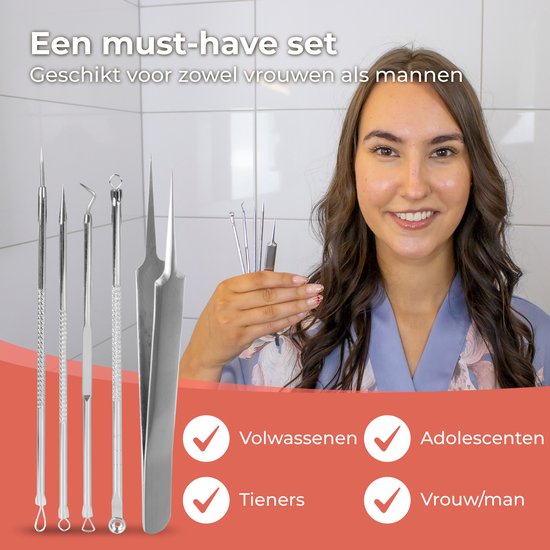 Lachende jonge vrouw toont de zilverkleurige mee-eter verwijderaar set. Geschikt voor vrouwen en mannen.