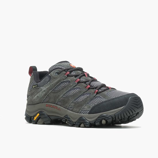 Grijze Merrell Moab 3 GTX heren wandelschoen met rode veters.