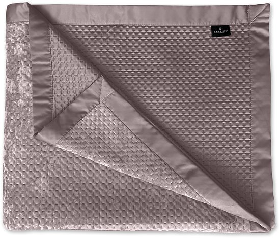 Gevouwen paars sprei met een geborduurd diamantpatroon en satijnen rand.