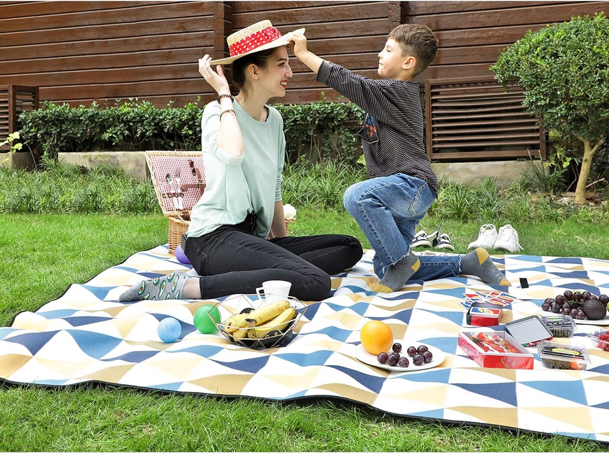 Famanu - Picknickdeken 200 x 150 cm – Grote mat voor camping, park en tuin – Waterdichte achterkant – Opvouwbaar – Geel en blauw driehoekspatroon