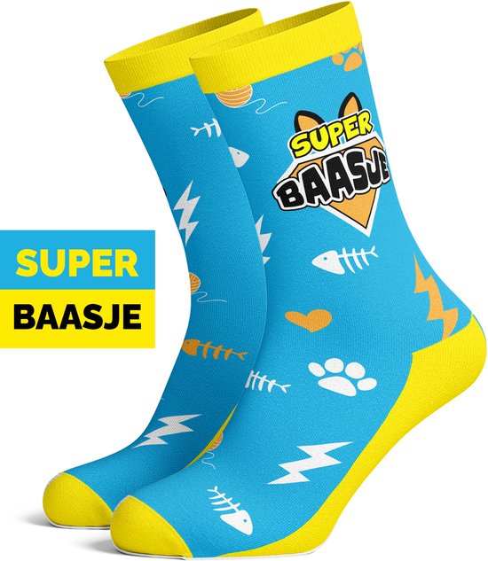 Een paar turquoise sokken met gele boorden, "SUPER BAASJE" logo, bliksem en kattenmotieven.