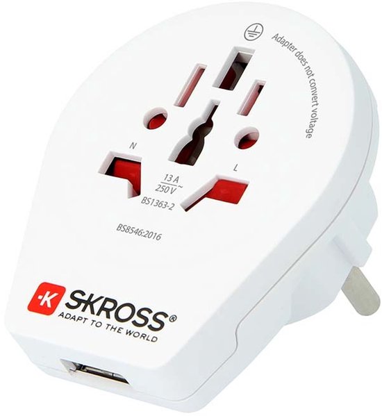 Witte Skross wereldstekker naar Europa USB met USB-poort. 'Adapter does not convert voltage' staat erop.