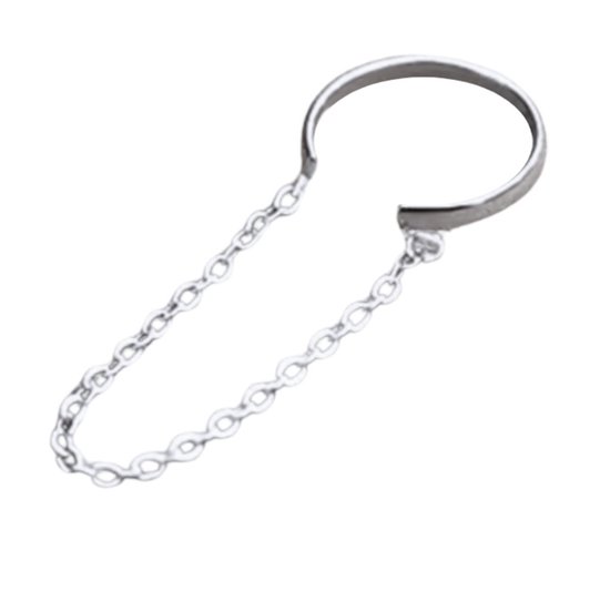 Zilverkleurige earcuff met een dun kettinkje dat eraan vastzit.