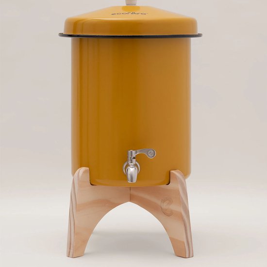 Okergele waterfilter met kraantje op een lichtbruine houten standaard met 'e' logo.