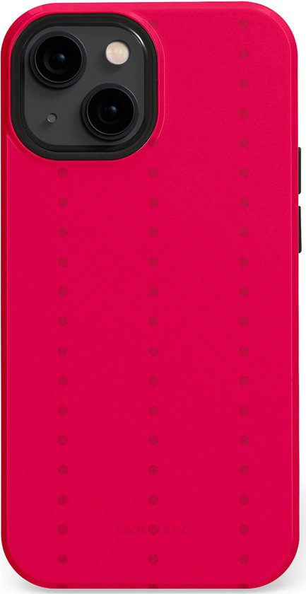 Felrode iPhone 13 Mini hoesje met stippen- en ruitpatroon, met zwarte camerauitsparing.