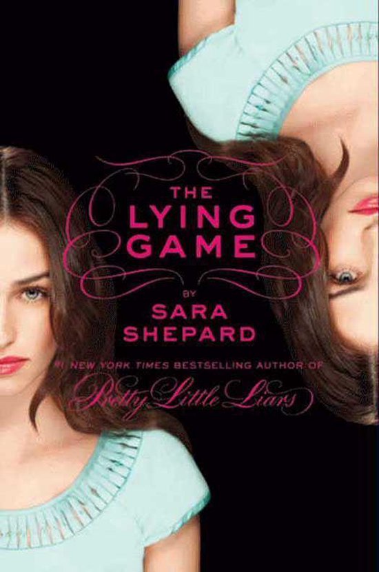 Boekcover met de titel "The Lying Game" van Sara Shepard. Twee meisjes met bruin haar en blauwe jurken zijn zichtbaar.