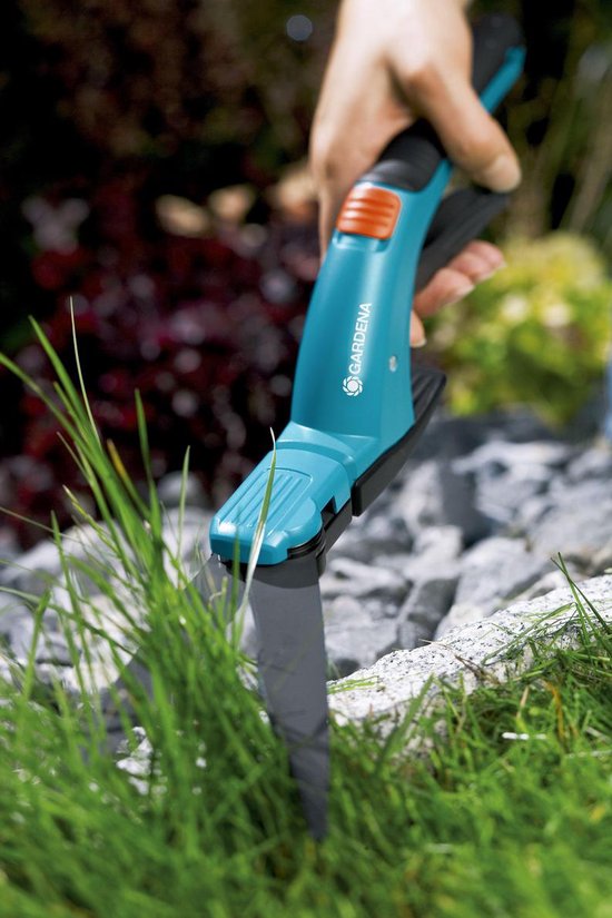 Blauwe Graschaar van Gardena met oranje knop, gebruikt in gras en bij stenen.
