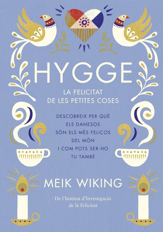 Couverture de livre avec le titre 'HYGGE LA FELICITAT DE LES PETITES COSES' en lettres blanches sur fond bleu, avec des illustrations d'oiseaux, de cœurs, de tasses et de bougies.