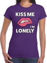 Kiss me i am lonely t-shirt paars dames - feest shirts dames XS