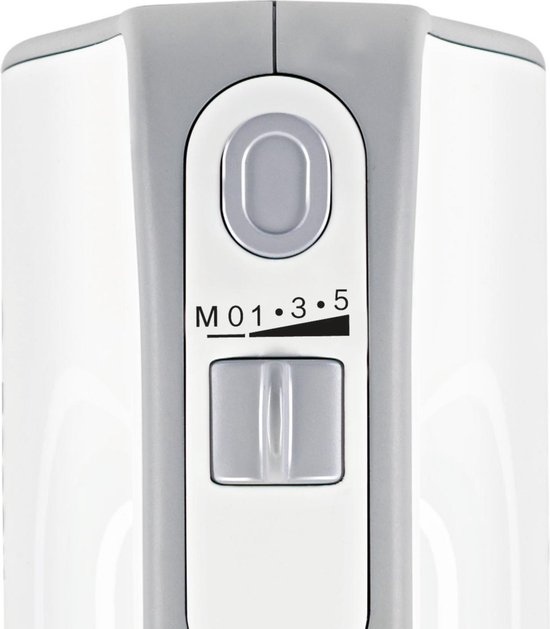Detail van de witte handmixer met snelheidsinstellingen 'M 0 1 3 5'.