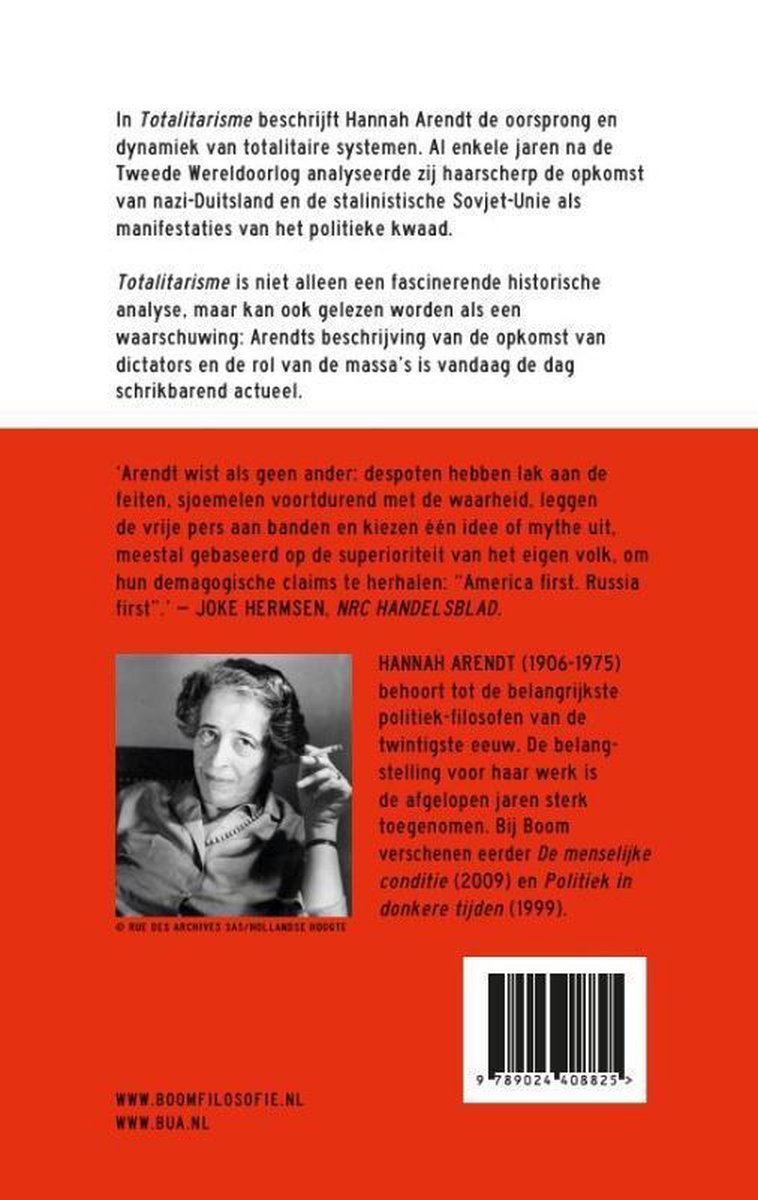Achterkant van het boek 'Totalitarisme' met tekst, een foto van Hannah Arendt en een barcode.