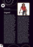 Een vrouw op een racefiets, met een rode top, zonnebril en helm.