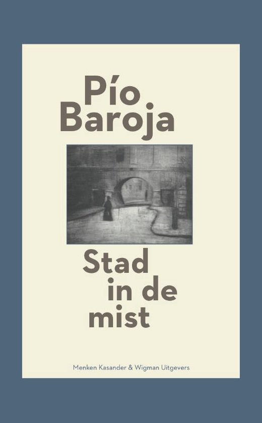 Boekomslag met "Pío Baroja" en "Stad in de mist" in bruine letters, met een afbeelding van een straat in grijstinten.