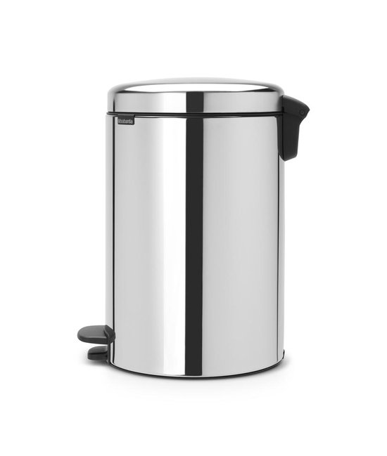Zilverkleurige prullenbak met zwarte handgreep en voetpedaal. Rond model met gladde afwerking.