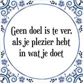 Tegeltje met Spreuk (Tegeltjeswijsheid): Geen doel is te ver, als je plezier hebt in wat je doet + Kado verpakking & Plakhanger