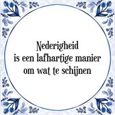 Tegeltje met Spreuk (Tegeltjeswijsheid): Nederigheid is een lafhartige manier om wat te schijnen + Kado verpakking & Plakhanger