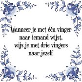 Tegeltje met Spreuk (Tegeltjeswijsheid): Wanneer je met ��n vinger naar iemand wijst, wijs je met drie vingers naar jezelf + Kado verpakking & Plakhanger