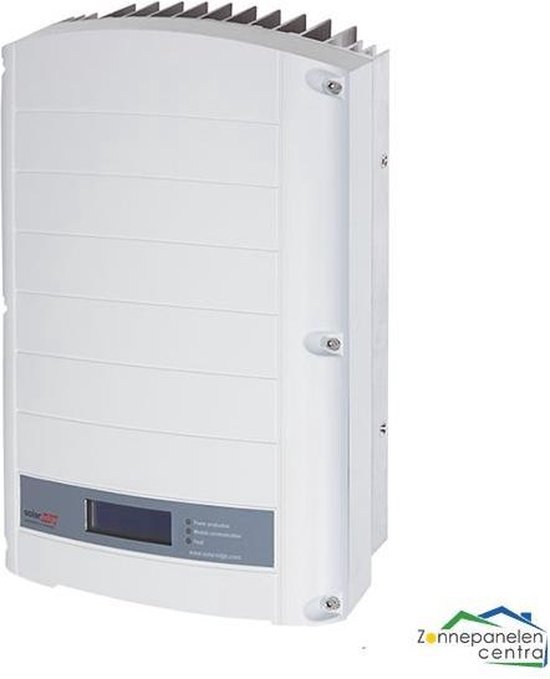 Witte SolarEdge 3-fasen omvormer met geribbelde bovenzijde, grijs display en logo.