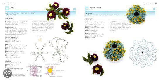 Gebreide bloemen en blauwe zee-egels met gele stippen, naast breipatronen.
