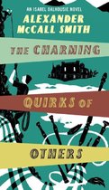 Boekhoes 'The Charming Quirks of Others' van Alexander McCall Smith. Silhouetten van mensen en een huis tegen een achtergrond van gekleurde banen.