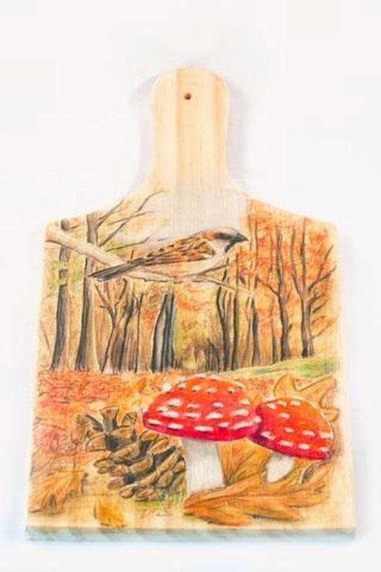 Houten snijplank met herfstlandschap, zittende vogel, paddenstoelen en dennenappel.