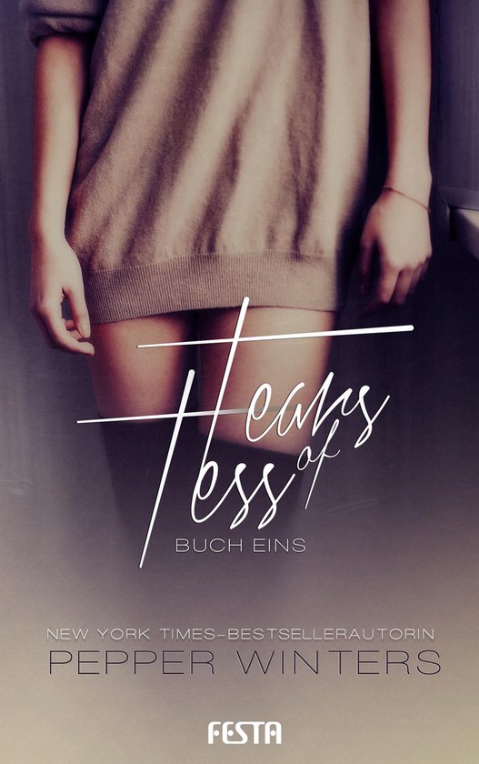 Une femme porte une robe pull en tricot marron, avec le texte 'Tears of Tess Buch Eins Pepper Winters Festa'.