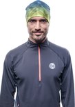 Man draagt blauw-groene muts met driehoekspatroon en een donkergrijs vest met rits.