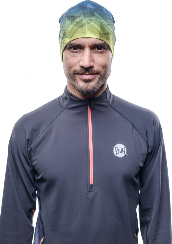 Man draagt blauw-groene muts met driehoekspatroon en een donkergrijs vest met rits.