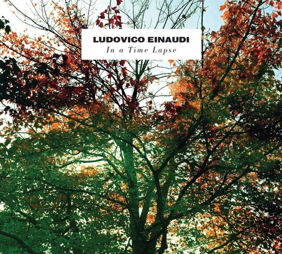 CD-hoes met een boom vol bladeren in herfstkleuren, groen en oranje. Centraal wit tekstvak met 'LUDOVICO EINAUDI' en 'In a Time Lapse'.