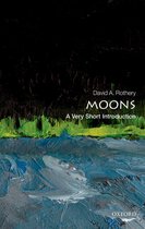 Boek 'MOONS A Very Short Introduction' van David A. Rothery. Abstracte, impressionistische voorstelling van een nachtelijke hemel boven een waterlandschap, met groene en blauwe tinten.