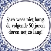 Tegeltje met Spreuk (Tegeltjeswijsheid): Sara wees niet bang, de volgende 50 jaren duren net zo lang! + Kado verpakking & Plakhanger