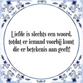 Tegeltje met Spreuk (Tegeltjeswijsheid): Liefde is slechts een woord, totdat er iemand voorbij komt die er betekenis aan geeft! + Kado verpakking & Plakhanger