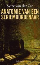 Boek kaft met de titel "Anatomie van een seriemoordenaar" en "Sytze van der Zee" op een donkere achtergrond met silhouetten van twee personen.