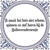 Tegeltje met Spreuk (Tegeltjeswijsheid): Ik maak het huis niet schoon, spinnen en stof horen bij de Halloweendecoratie + Kado verpakking & Plakhanger